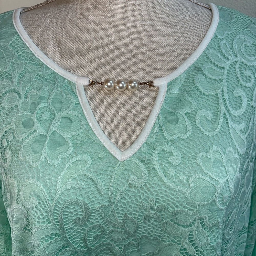 Cato Est 1946 Women’s Mint Green Lace Pull Over White Trim Bell Sleeve Size L